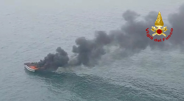 Imbarcazione a fuoco in Adriatico, due naufraghi salvati dall'elisoccorso