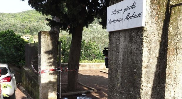 Bimba schiacciata dal cancello ai giardinetti, il sindaco di Lerici: «Era stato revisionato»