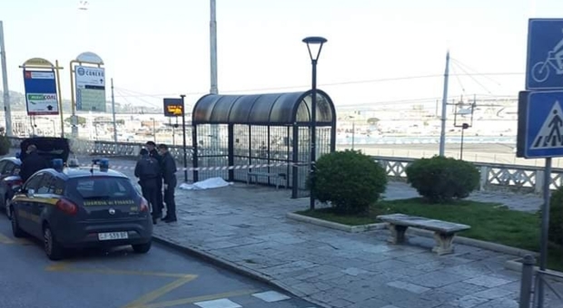 Ancona, aspetta l'autobus per andare al lavoro ma si accascia alla fermata: corriere stroncato da un malore