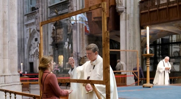 Germania, riprese le messe nelle diocesi, i vescovi con la barriera in plexiglass