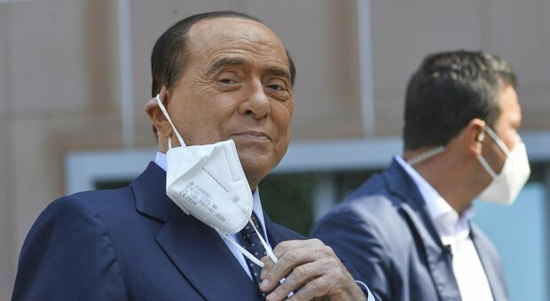 Berlusconi: «Lotto con le conseguenze di un male insidioso: ora lavorerò da casa»