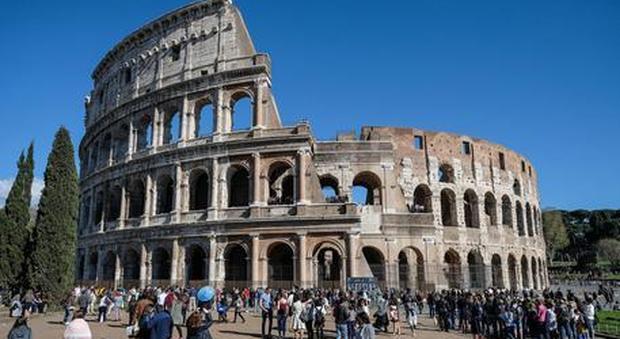 Roma, avvocato con maxi-reddito vive nella casa popolare al Colosseo: stanato un altro furbetto