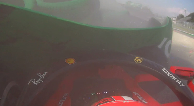 Lo schianto della Ferrari di Charles Leclerc alla Parabolica di Monza durante il GP d'Italia