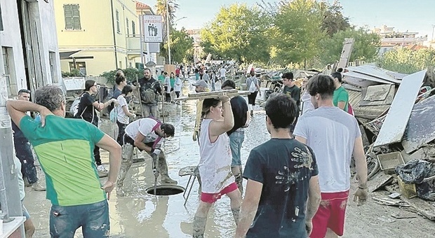 Gente che fruga tra le cose stese ad asciugare: allarme per gli sciacalli dell'alluvione