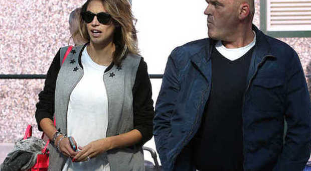 Melissa Satta in aeroporto con il bodyguard di Belen