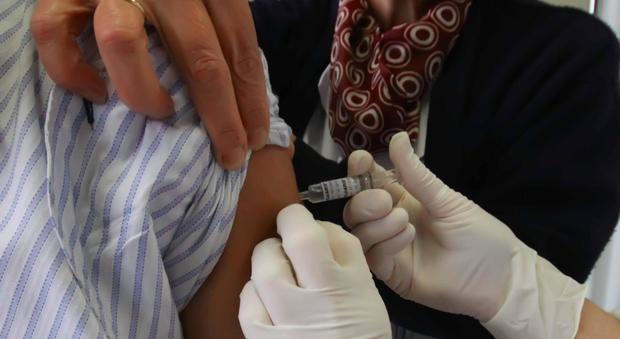 Scatta la campagna anti-influenza. Caos-vaccini: manca personale