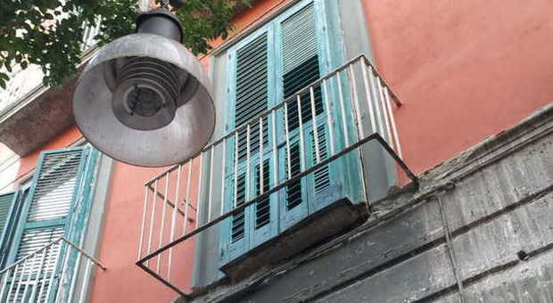 Napoli, paura in piazza Bellini: balcone crolla sulla strada