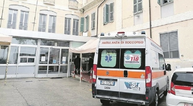 Loreto, un altro schianto all'incrocio maledetto: due persone finiscono all'ospedale