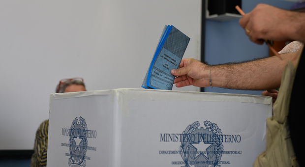 Elezioni ad Aprilia, sorpresi a fotografare le schede votate: denunciati in due