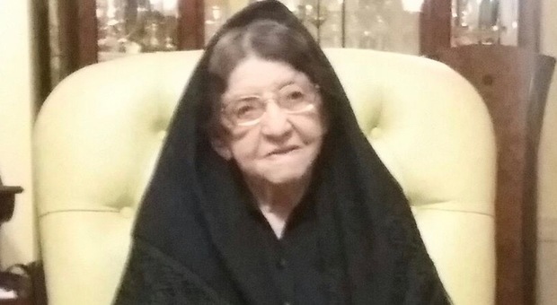 La nonnina di 106 anni ritira la card per la pensione di cittadinanza: 86 euro, lei commenta così