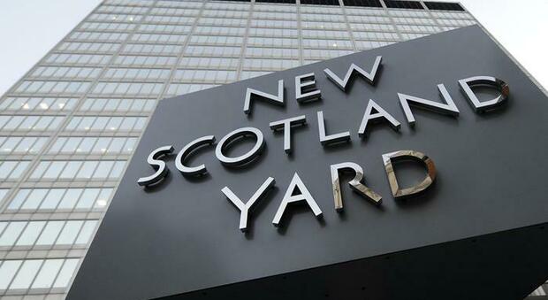Londra, due agenti di Scotland Yard sotto accusa per aver diffuso foto di due ragazze morte