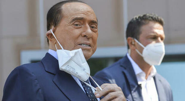 Berlusconi: «Mesi difficili contro un male insidioso e tremendo. Commosso dall'affetto degli italiani»