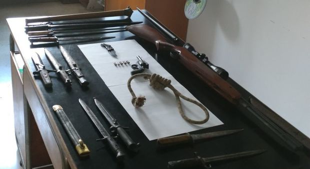 Le armi del 54enne sequestrate dai carabinieri di Lusiana