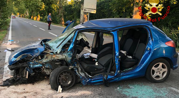 Incidente all'alba a Jesolo: auto finisce controo un albero, due giovani gravissimi