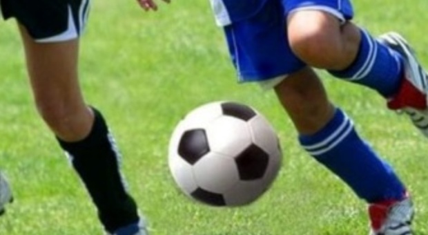 Rissa tra genitori durante una partita under 9: un papà sferra un calcio violento contro un dirigente sportivo a cui viene asportato un rene