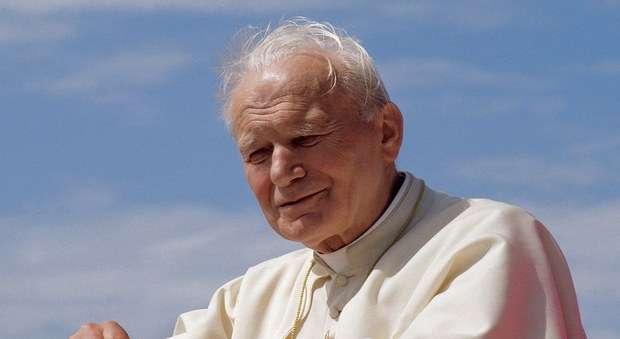 Papa Francesco: «San Giovanni Paolo II si fece confessare da un barbone»