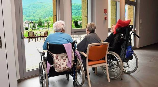 Como, pensionata 80enne uccide 94enne in casa di riposo: incastrata dalle telecamere