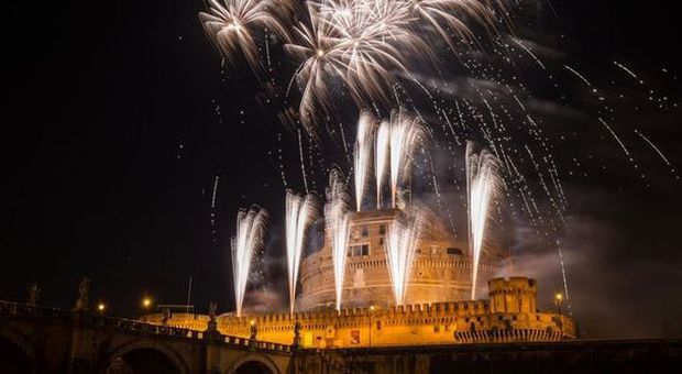 Roma, si compie il rito della girandola: mille luci su Castel Sant'Angelo
