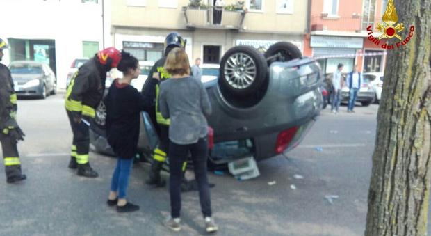 L'incidente di viale Trento (foto vigili del fuoco di Vicenza)