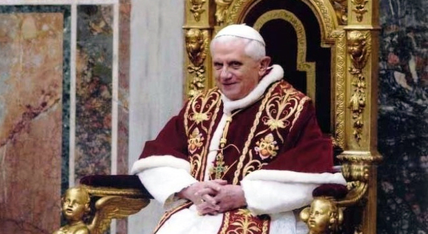 24 aprile 2005 Benedetto XVI sale sul trono pontificio