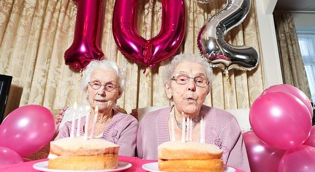 Le gemelle più anziane d'Inghilterra compiono 102 anni: hanno visto 4 re, 20 premier e due Guerre Mondiali