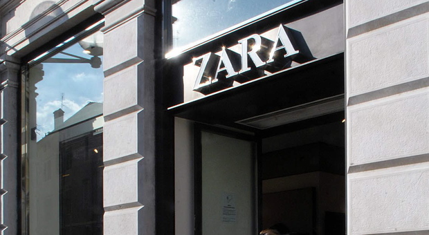 Proiettile nel pacco dei vestiti arrivati dall'estero al negozio Zara