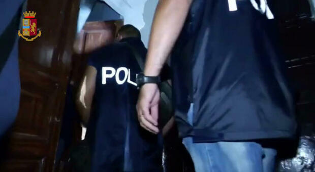 In un bar con la pistola carica nello zaino: la polizia arresta un sorvegliato speciale