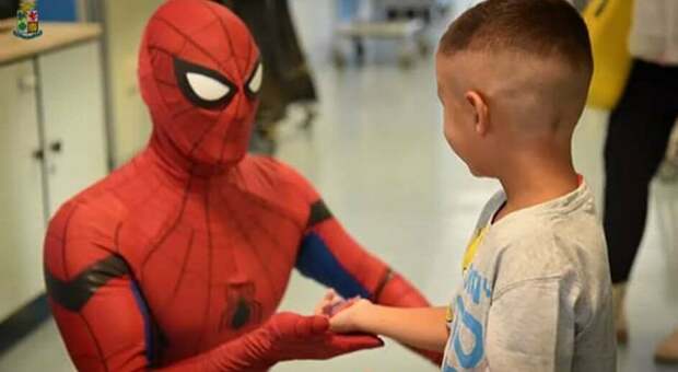 Militare supereroe si trasforma in Spiderman per rendere felici i bambini negli ospedali