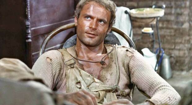 Terence Hill torna sul set (a 85 anni) di un film western, sarà ancora Trinità: «Mi manca Bud Spencer»