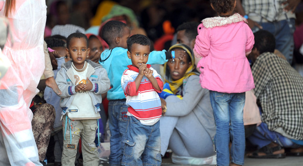 Migranti, bimbi nei campi in Grecia L'Unicef: 22mila sono a rischio