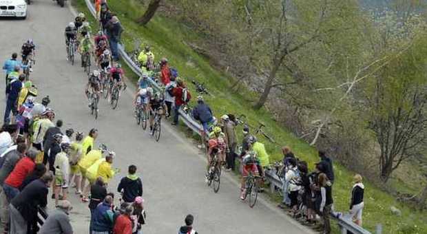 Grave incidente al Giro d'Italia, volontario travolto da una moto della Rai: è in gravi condizioni