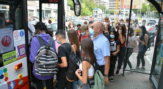 Gli studenti alla fermata di un autobus ad Ancona