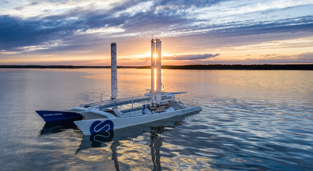 L’Energy Observer, catamarano elettrico ad alimentazione “ibrida” con tecnologia fuell cell di Toyota