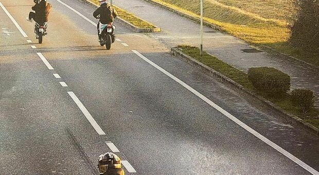 GARE CLANDESTINE - Nella foto alcuni ragazzi in sella agli scooter a Cittadella, caso analogo a Conselve