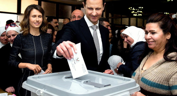 Siria, Assad e la moglie votano a Damasco