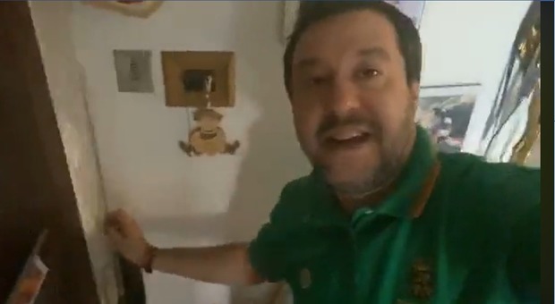 Salvini mostra il suo bilocale su Facebook: «Non è una reggia, sembra un accampamento»