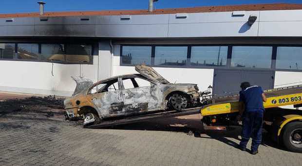 Incendiata l'auto del maresciallo dei vigili di Ugento: il rogo ripreso dalle telecamere del supermercato