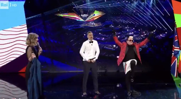 Maneskin trionfano all'Eurovision e Cristiano Malgioglio si spoglia: il boxer è tricolore