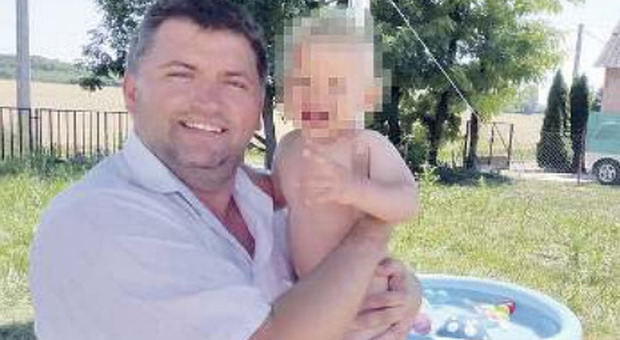 Bimbo ucciso dalla madre, il papà: «Durante la gravidanza si tirava pugni in pancia, voleva dargli fuoco»