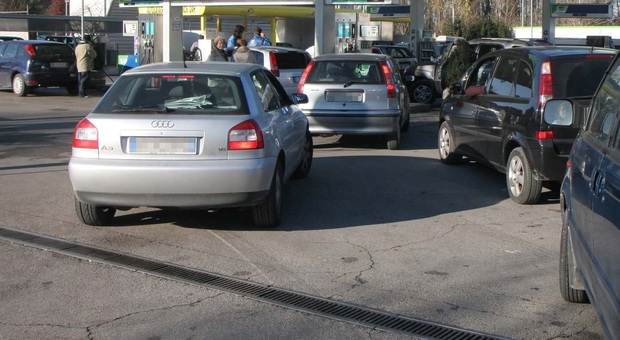 Sciopero dei benzinai, a Vicenza automobilisti in coda per fare rifornimento