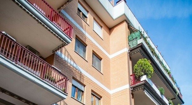 Roma, bambino di 4 anni precipita dal balcone al Prenestino: è grave. Indaga la polizia