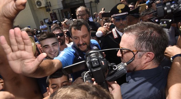 immagine Salvini: «Renzi-Di Maio, toni simili». M5S lo attacca: «Inventa altro, giullare»