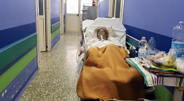 Napoli, assalto al pronto soccorso del Cardarelli: pazienti «parcheggiati» sulle barelle