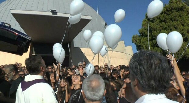 A Senigallia il funerale di Francesco, fiori e palloncini bianchi: «Quanto ci mancherà la tua gioia di vivere». La commozione di parroco e papà