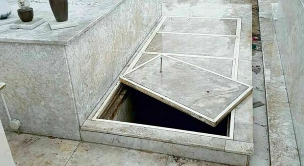 Va al cimitero, profana la tomba della mamma, trascina la bara a casa e la apre: «Volevo controllare se fosse morta veramente»
