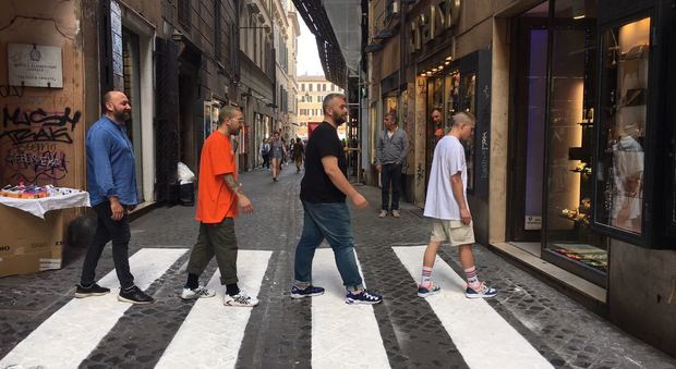 Roma, a via dei Giubbonari spuntano le strisce, l'ironia dei commercianti immortalati come i Beatles