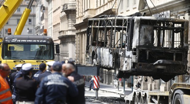 Roma, bus in fiamme in via del Tritone. L'allarme dei sindacati: «Un caso al mese»