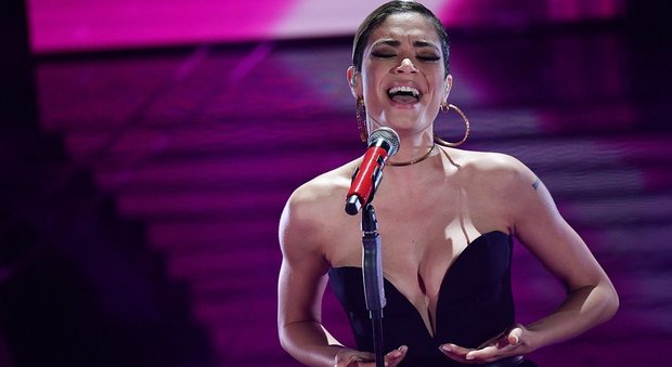 Sanremo 2020, Elodie super sexy in Versace ma i fan sono furiosi: «Lei la più adatta»