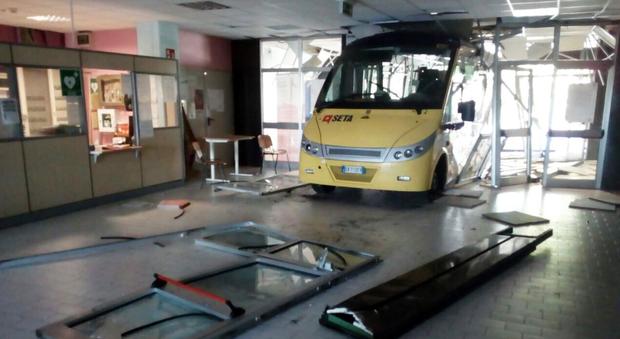 Ragazzini rubano i bus e li schiantano contro la scuola: danni per oltre 70mila euro