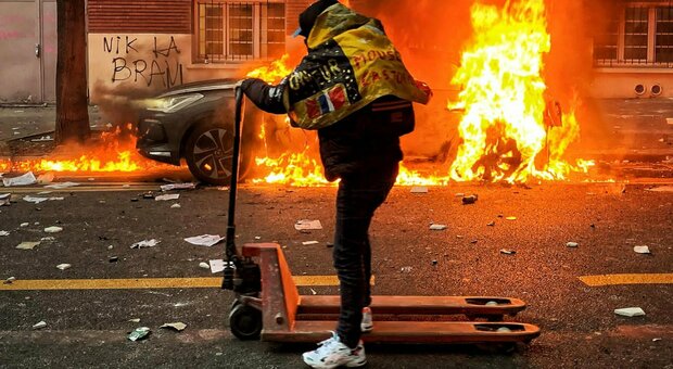 Legge sicurezza, guerriglia a Parigi: 22 fermati, auto in fiamme e vetrine in frantumi